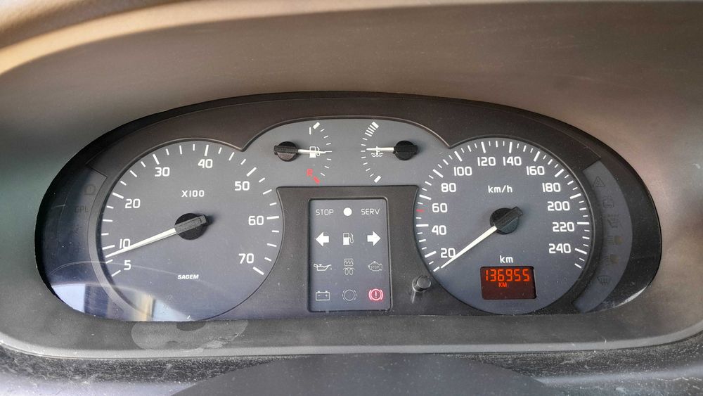 Vendo Renault Scénic 1.4 gasolina, versão Expression, ano 2002.