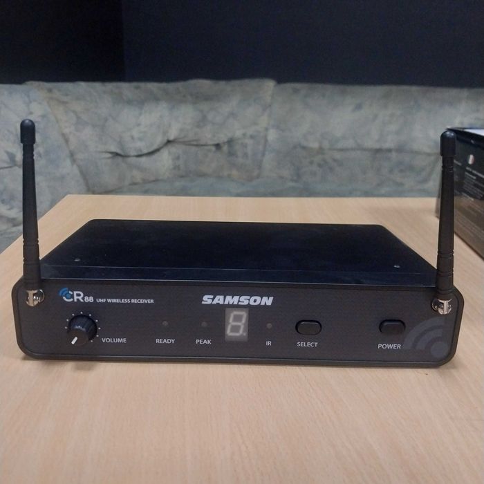 Радіосистема SAMSON Concert 88 SWC88BLM5-F з петличним мікрофоном