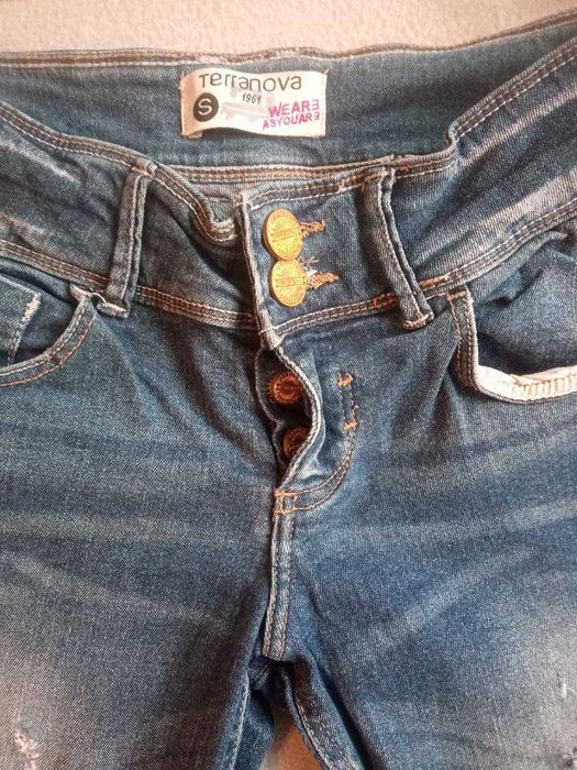 Jeansy slim, postarzane, z dziurami, vinted, Terranova, r. S