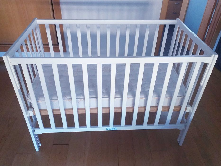 Cama e mesa cabeceira azul IKEA e Zippy branca criança