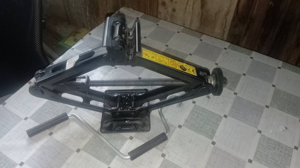 Lewarek podnośnik samochodowy