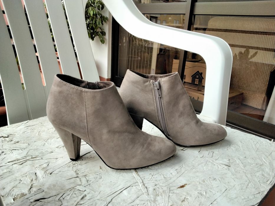 Botas de senhora de cano curto muito lindas