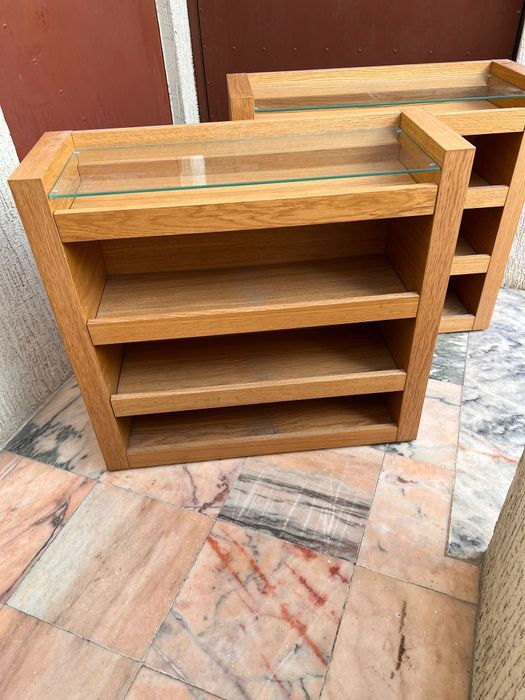 Sapateiras de madeira com tampo de vidro