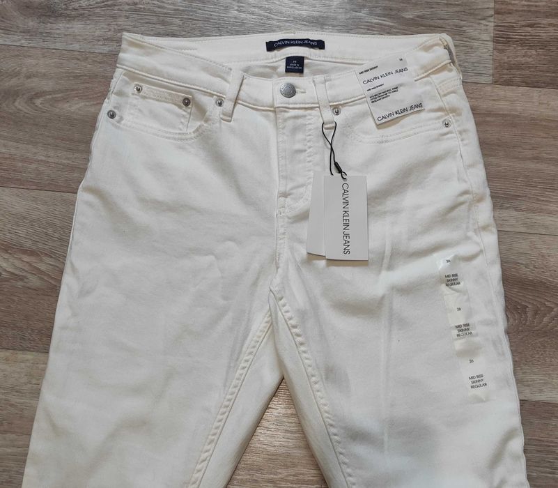 Джинси Calvin Klein
Вузькі джинси середньої посадки