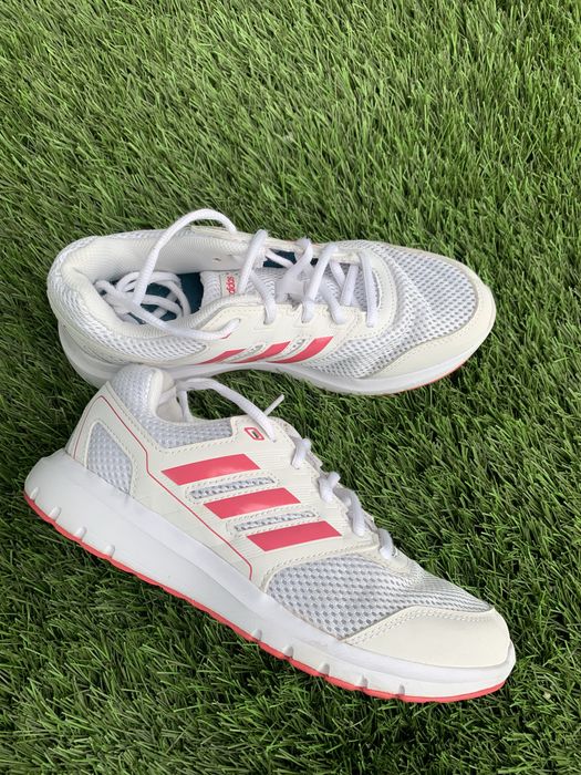 Sapatilhas adidas brancas e rosa