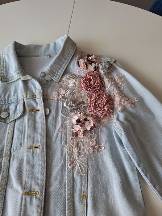 Kurtka jeansowa z aplikacją 3D