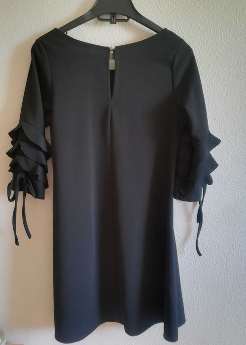 Vestido preto folhos M