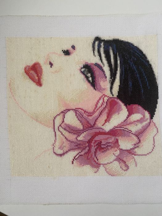 Картина ручної роботи вишита «Жінка з квіткою»