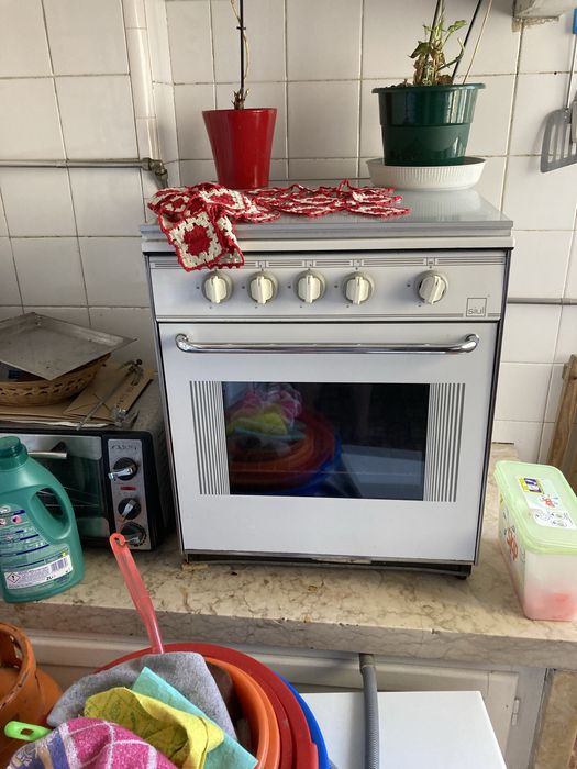 Cedo recheio de casa na Amadora a quem for buscar e se necessário, desmontar