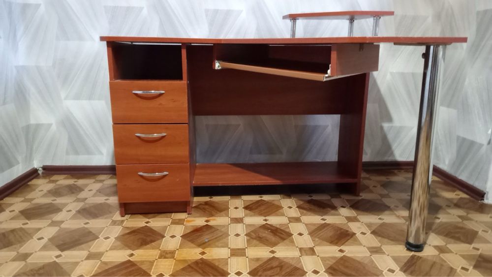 Компʼютерний стіл