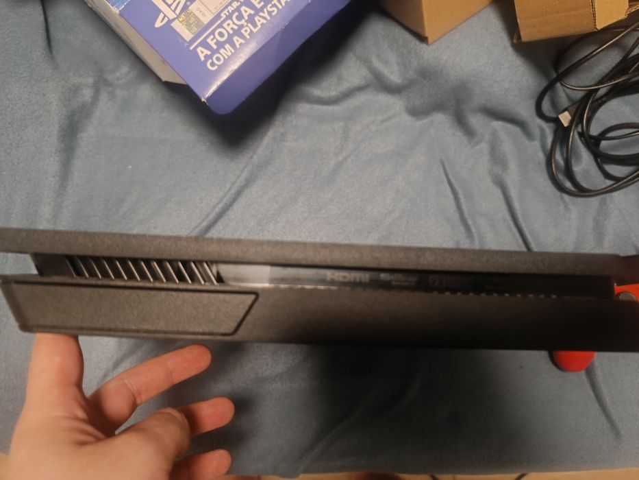 PS4 Slim 1TB – A funcionar bem (Leitor de discos avariado)  Bom estado