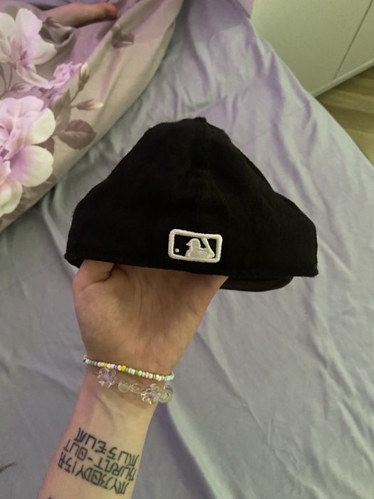 2 czapki – NY New Era i Jack D, czarne – 50 zł za obie