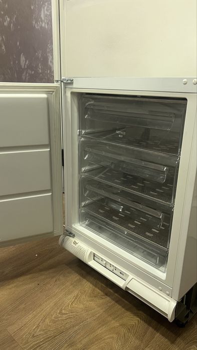 Electrolux LYB2AE82S Arca congelador embutido serie 600