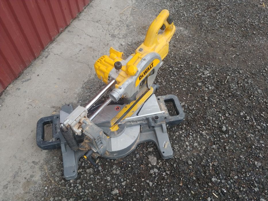 Ukośnica dewalt dcs777