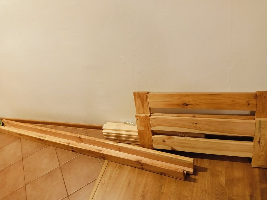 Sprzedam łóżko drewniane
Tel. 693596662Łóżko