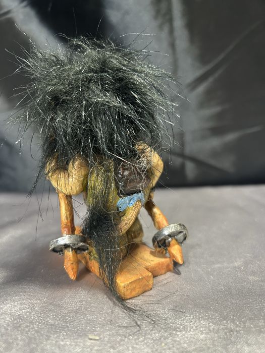 Figurka Trolla na Nartach z Plecaczkiem – Norweska Pamiątka