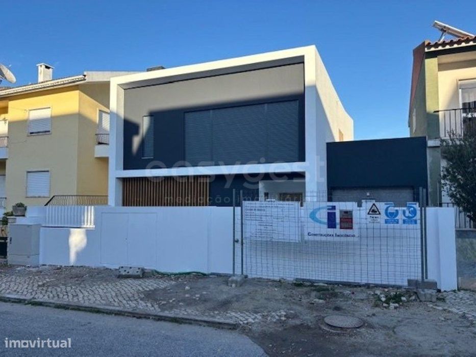 Moradia T9 isolada com piscina e barbecue - Loures