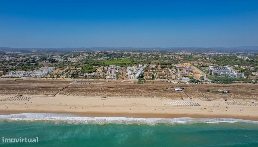 Terreno em primeira linha à venda na Meia Praia, Lagos, Algarve