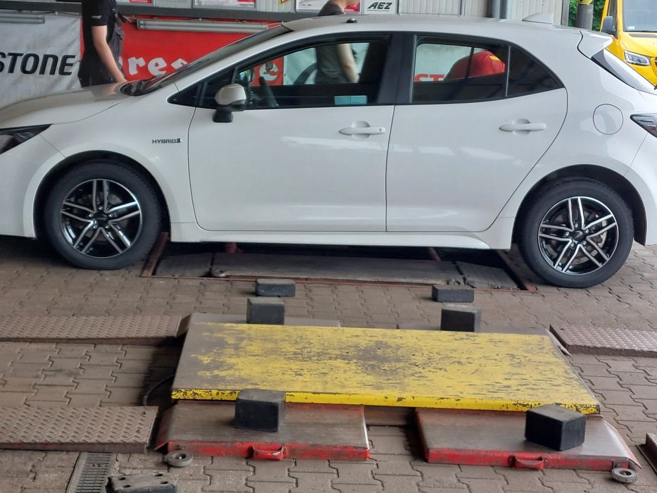 Toyota Corolla 1.8 hybrid rok 2019