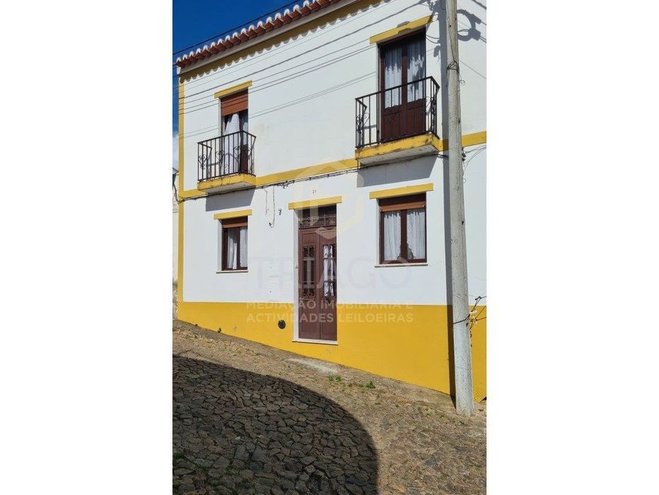 Moradia T4 com 2 Frentes no Centro de Barrancos - Vende se Mobilada