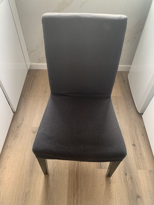 Cadeira robusta com capa cinza