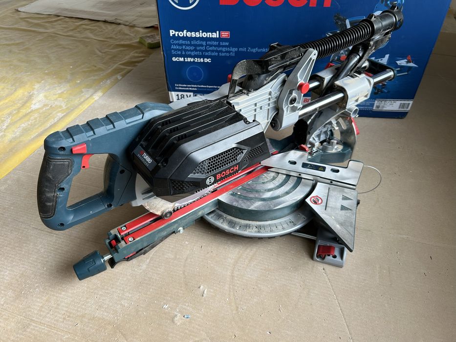 Akumulatorowa ukośnica Bosch 18V z posuwem GCM 18V-216 DC