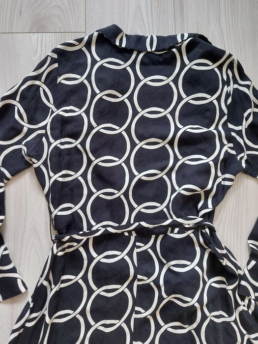 Elegancka sukienka koszulowa maxi midi w geometryczny wzór M