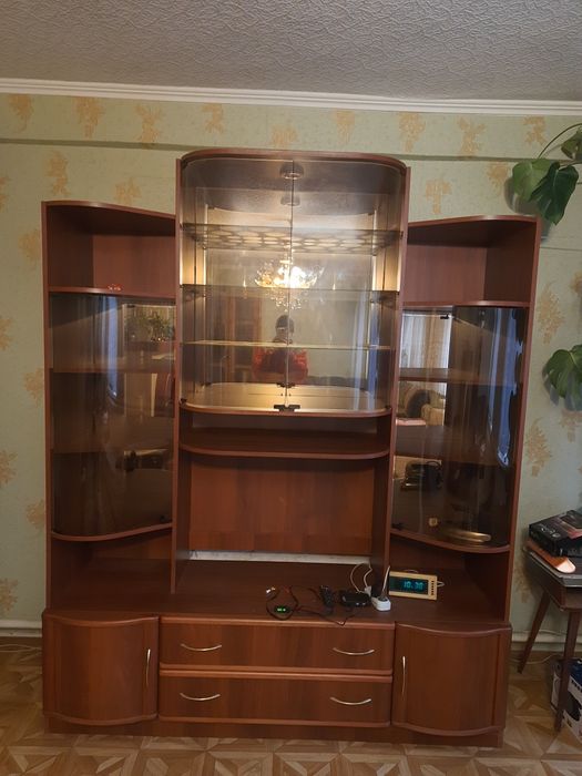 Продам сервант-горку