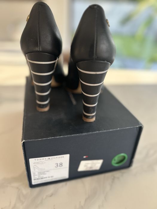 Czułenka szpilki na korurnie 38 Tommy Hilfiger skora