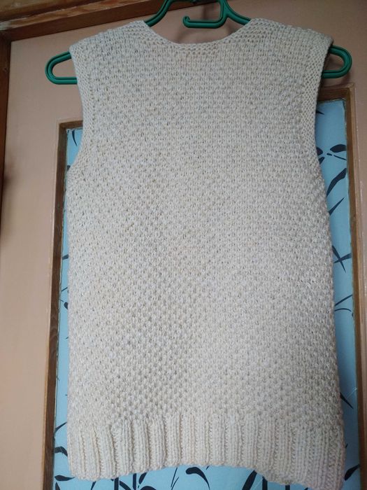 Тёплый,красивый, вязаный жилет ручной работы.