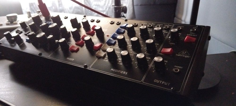 Sintetizador Analógico - Behringer Model D - Perfeito Estado