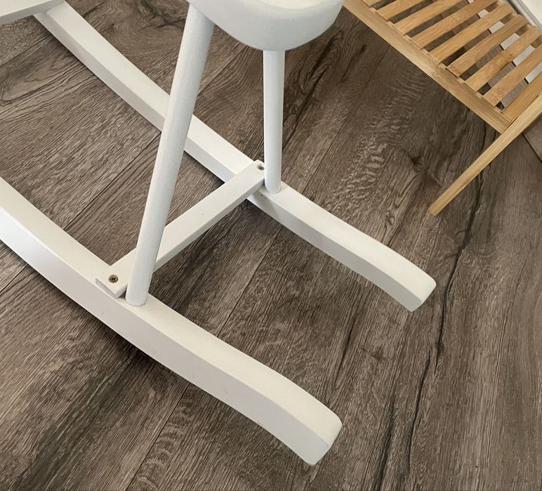 Drewniany konik na biegunach biały