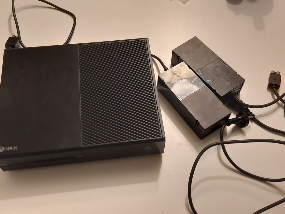 Xbox One 500 Gb (leitor CD não funciona)