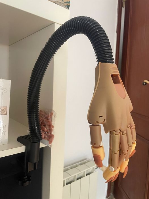 Mão de treino com dedos articulados