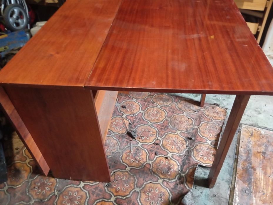 Продам роздвіжний стіл і стілкнишка