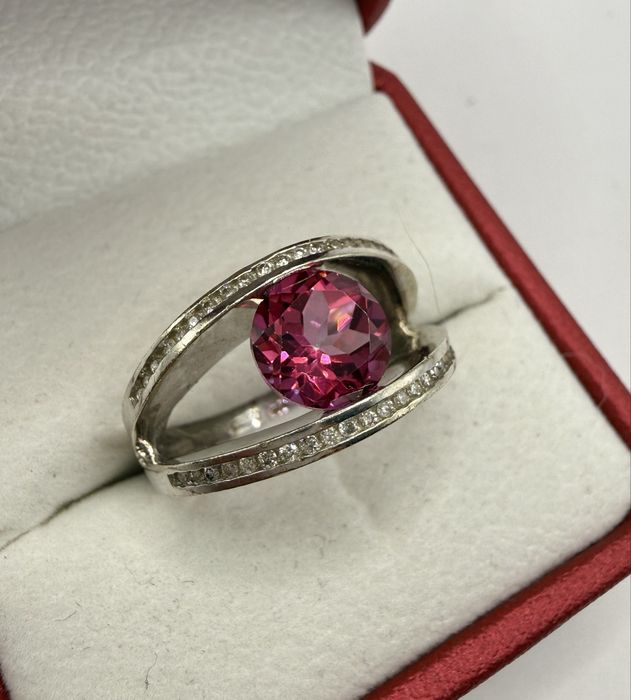Złoty pierścionek z topazem 2,51ct i diamentami 0,13ct