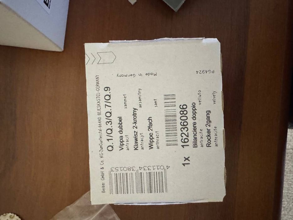 Hager/Berker клавіші та розетка колір антрацит