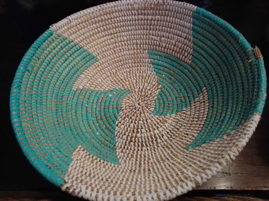 Decorações diversas, pratos, jarras, taças desde