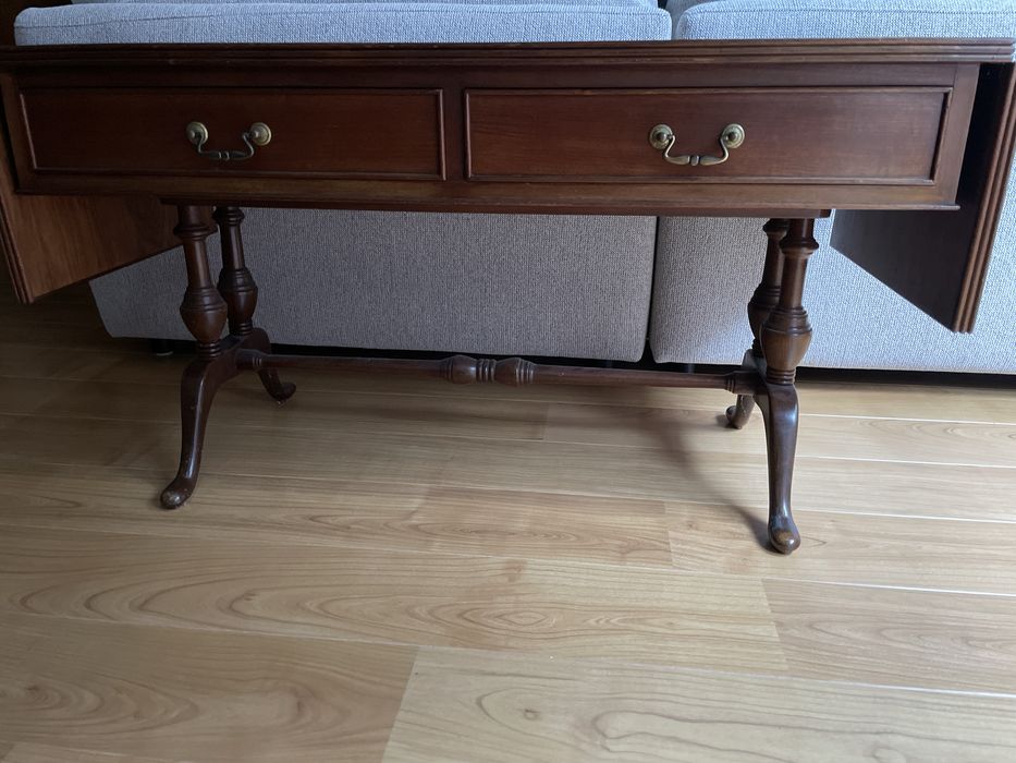 Mesa em madeira de mogno com duas abas laterais. C1,50m, A54cm ,P45cm