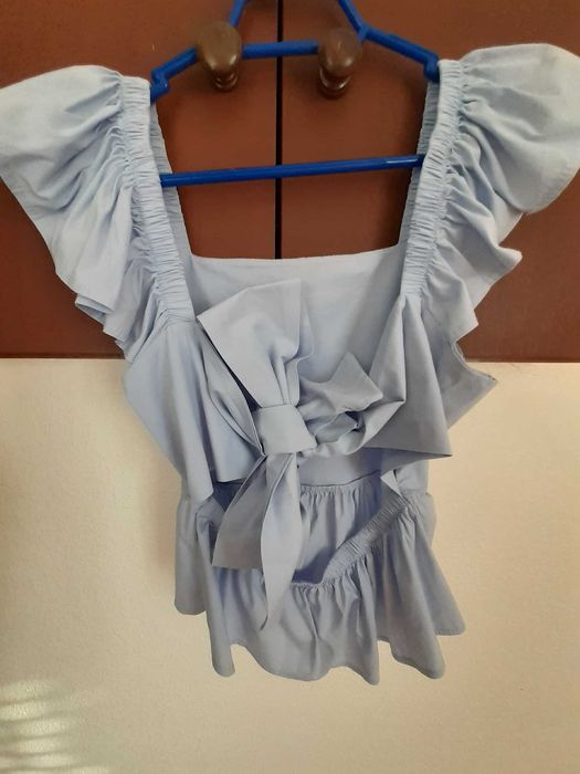 Top azul com folhos