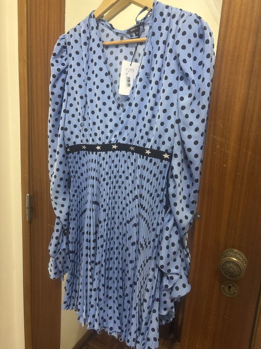 Vestido Denny Rose cetim azul, saia plissada e manga drapeada com folh