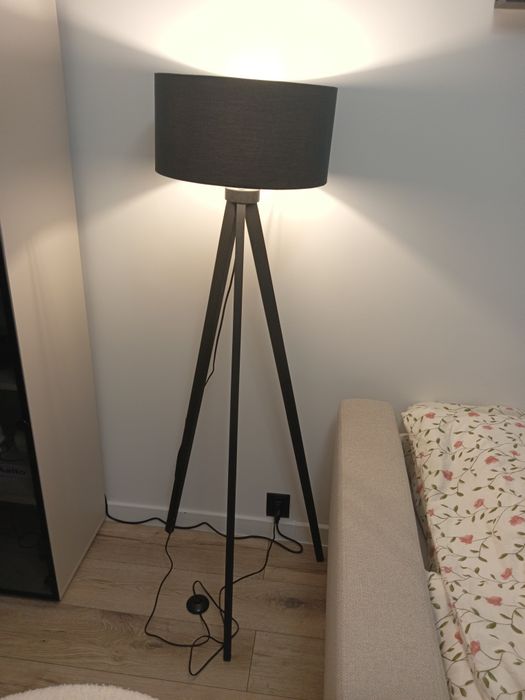 Lampa podłogowa trójnóg