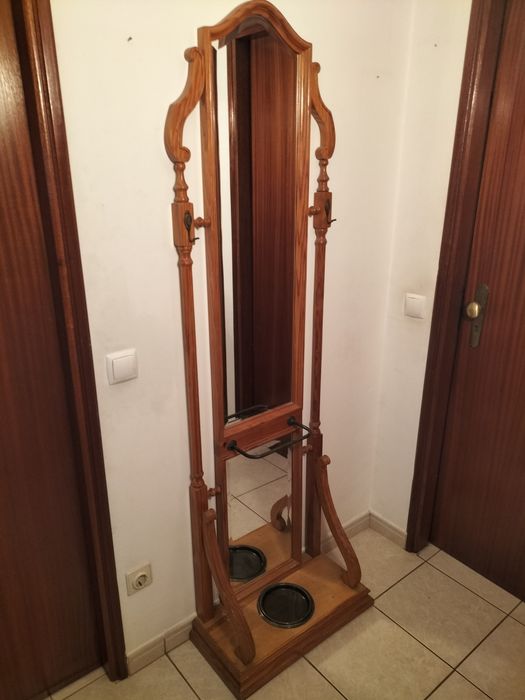 Espelho em pé com suporte para roupa e chapéus de chuva