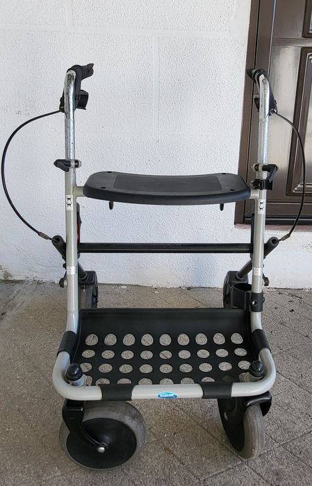 Andarilho  com rodas e travões