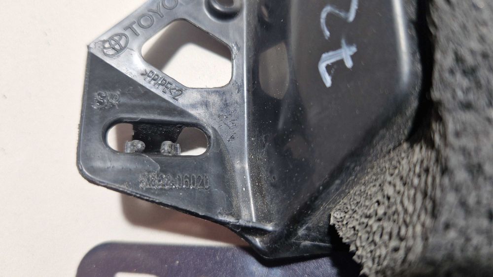 Крепление кріплення переднього бампера Toyota Camry 70 2018 2019 2020+