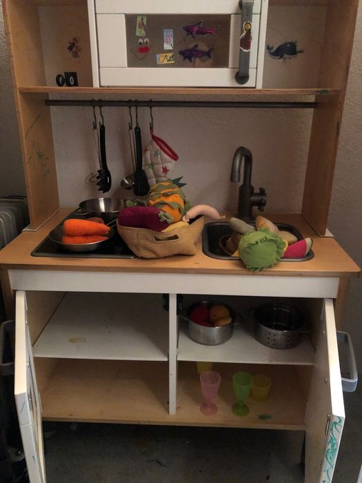 Cozinha criança com utensílios