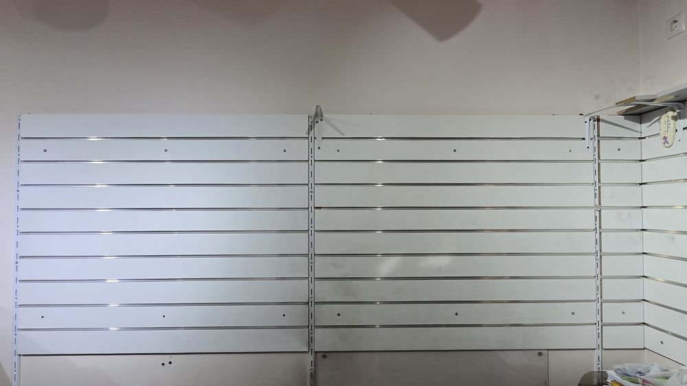 Для вітрини сітка , гачки, вішаки