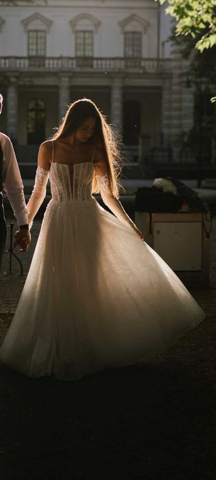 Suknia ślubna zdobiona gorset rozcięcie romantyczna delikatna litera A