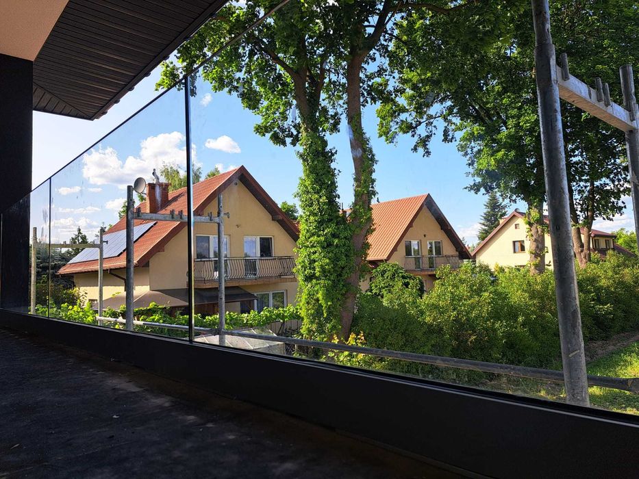 Szklana balustrada samonośna w systemie bezsłupkowym