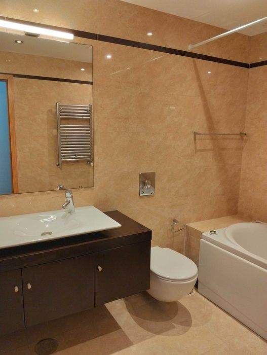 Aluga-se Moderno  Apartamento T1 com garagem, no centro de Aveiro.